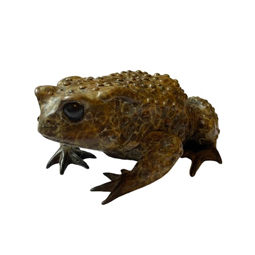 304 - A Graduated Pair of Toads in Bronze
Both signed Geckoman
Large Toad 854.9g 6cm tall, 13cm long, 10cm... 