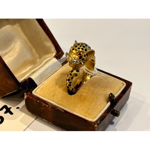 203 - An unusual 18ct Gold Ring in the form of a Leopard 8.2g gross approx size L stamped '750'