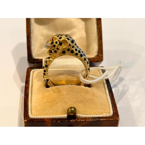 203 - An unusual 18ct Gold Ring in the form of a Leopard 8.2g gross approx size L stamped '750'