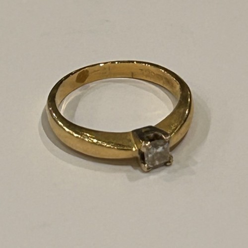 240 - 18ct Gold Diamond Ring, 3.5g gross