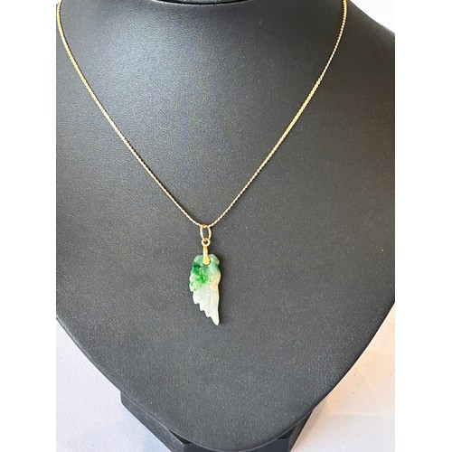 119 - 9ct Gold Necklace with a Jade Style Feather Pendant 6.2g gross