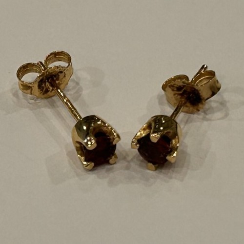 162 - 9ct Gold & Ruby Stud Earrings 0.9g gross