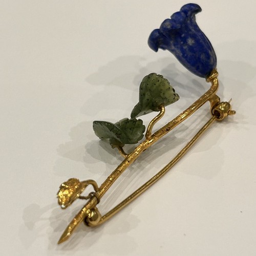 164 - 18ct gold Brooch in the form of a flower with carved leaves 5.5g