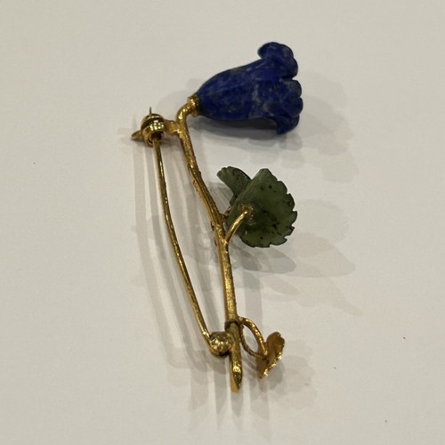 164 - 18ct gold Brooch in the form of a flower with carved leaves 5.5g