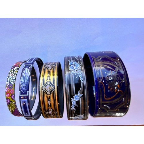 139 - Five Michaela Frey Bangles (5)

Approximate diameters below:
6.2cm
6.3cm
6.5cm
6.8cm
6.9cm