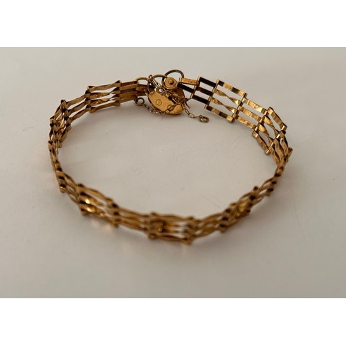 108 - 9ct Gold Gate Bracelet with Heart Shapen Lock 3.9g