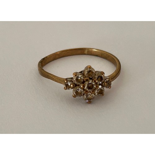 132 - 9ct Gold Flower Cluster Ring approx size N 1.6g