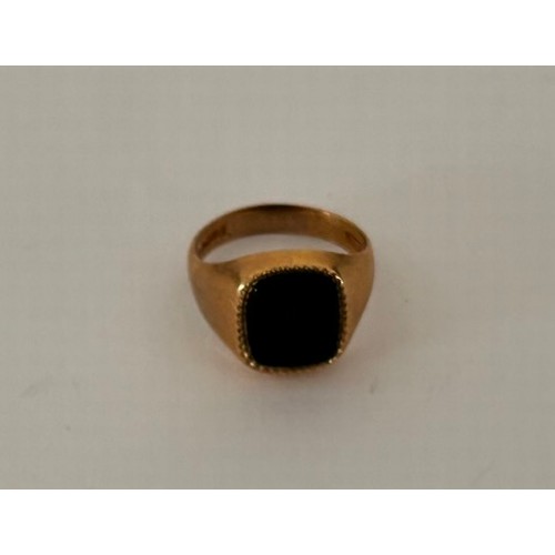 114 - 9ct Gold & Onyx Ring approx Size R 5.6g gross