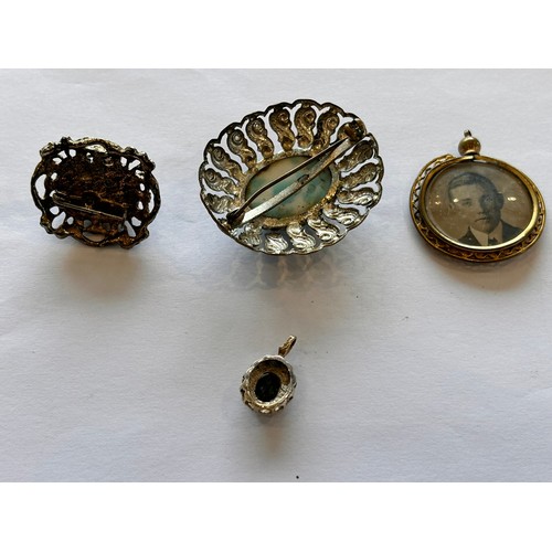 136 - A collection of Jewellery (5) inc a 9ct gold & Saphhire pendnat (1.4g gross), 1937 Three Pence Brace... 