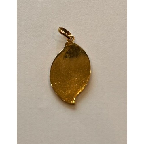 109 - 18ct Gold Pendant in the form of a Leaf 2.1g