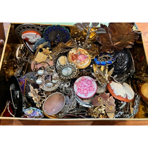 201 - A Large collection of Brooches, Scarf Pins & others 
(Some believed to be white metal)