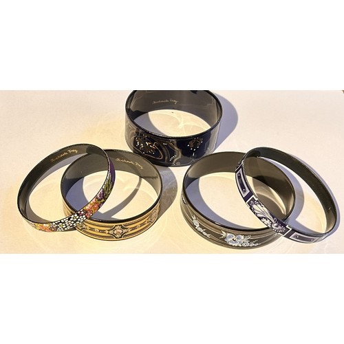 139 - Five Michaela Frey Bangles (5)

Approximate diameters below:
6.2cm
6.3cm
6.5cm
6.8cm
6.9cm