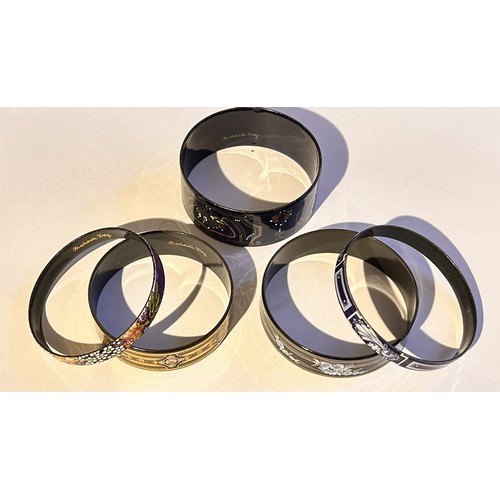 139 - Five Michaela Frey Bangles (5)

Approximate diameters below:
6.2cm
6.3cm
6.5cm
6.8cm
6.9cm