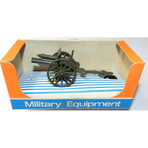 15 - CRESCENT MODELS. (3) 1251 Howitzer gun; 1250 25 lbr. light artillery gun; 1263 Saladin scout car. Al... 