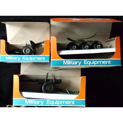 15 - CRESCENT MODELS. (3) 1251 Howitzer gun; 1250 25 lbr. light artillery gun; 1263 Saladin scout car. Al... 