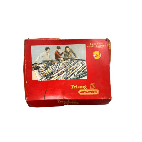 318 - TRI-ANG: Tri-ang railways - electric model railways RS.4. with additional pieces. Boxed - poor