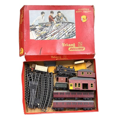 318 - TRI-ANG: Tri-ang railways - electric model railways RS.4. with additional pieces. Boxed - poor