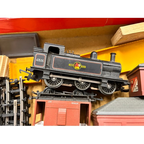 318 - TRI-ANG: Tri-ang railways - electric model railways RS.4. with additional pieces. Boxed - poor