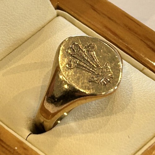 130 - 9ct Gold Signet Ring with Welsh Feather Engraving 6.8g approx size P