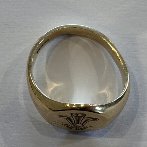 130 - 9ct Gold Signet Ring with Welsh Feather Engraving 6.8g approx size P