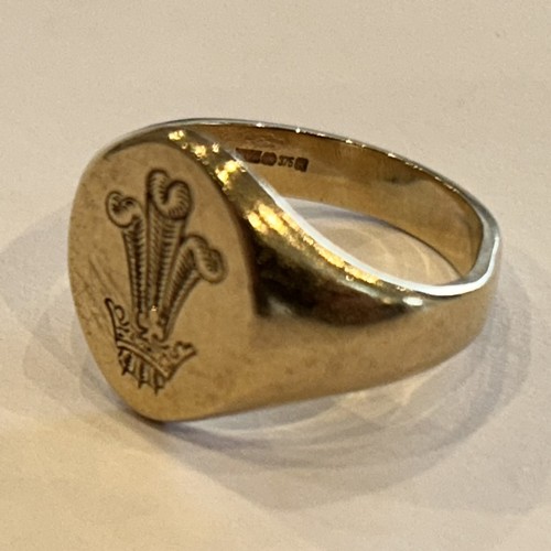 130 - 9ct Gold Signet Ring with Welsh Feather Engraving 6.8g approx size P