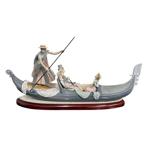 196 - LLADRO - LARGE FIGURAL GROUP 'IN THE GONDOLA'. Designed by Francisco Catala, Issue date 1978, modell... 