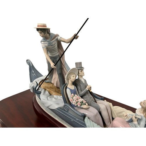 196 - LLADRO - LARGE FIGURAL GROUP 'IN THE GONDOLA'. Designed by Francisco Catala, Issue date 1978, modell... 