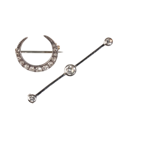 183 - A THREE STONE DIAMOND BAR BROOCH each brilliant-cut diamond collet set on white gold, hallmarked and... 