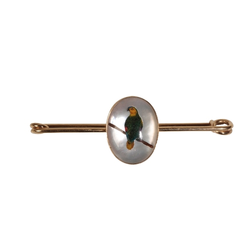 186 - AN ESSEX CRYSTAL PARROT BAR BROOCH IN 9CT YELLOW GOLD The gold bar brooch set to the centre with an ... 