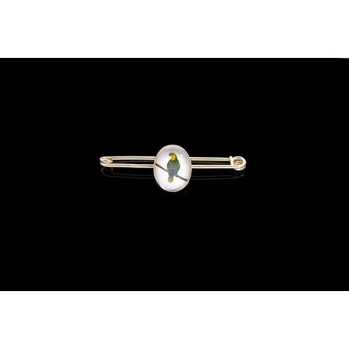 186 - AN ESSEX CRYSTAL PARROT BAR BROOCH IN 9CT YELLOW GOLD The gold bar brooch set to the centre with an ... 