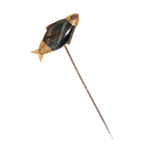 188 - A YELLOW GOLD AND LABRADORITE FISH STICK PIN the top of the barley twist stick pin sits a large styl... 