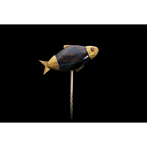 188 - A YELLOW GOLD AND LABRADORITE FISH STICK PIN the top of the barley twist stick pin sits a large styl... 