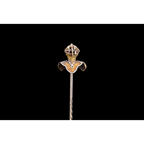 191 - AN ARMOURED HELMET STICK PIN IN YELLOW GOLD the top of the pin features the breast plate with elabor... 