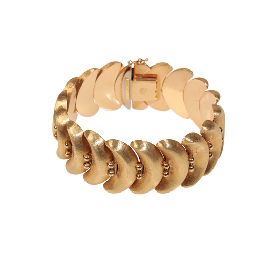 201 - A 1950S BRAZILLIAN 18CT YELLOW GOLD COCO BEAN FLORENTINE BRACELET made up of eighteen stylised coco ... 