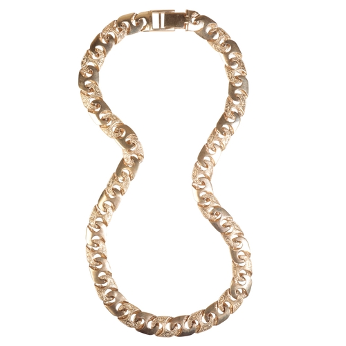 217 - A 1970'S ITALIAN ENGRAVED FLAT CABLE CHAIN LINK NECKLACE IN 9CT YELLOW GOLD With alternating links, ... 