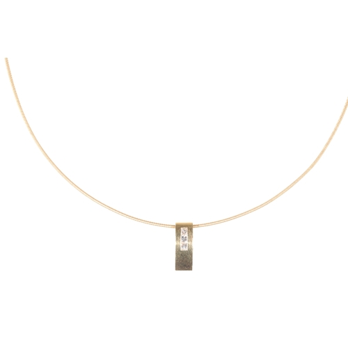 219 - AN 18CT YELLOW GOLD AND DIAMOND PENDANT NECKLACE three princess-cut diamonds set in a yellow gold pe... 