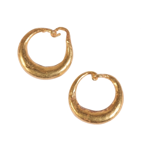 235 - A PAIR OF ROMAN GOLD HOOP EARRINGS each with hook fasteners, approx 10mm diameter, 1.7g total weight