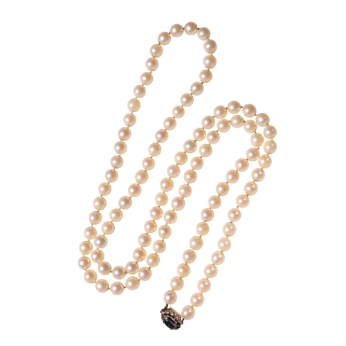 261 - A SINGLE STRAND CULTURED PEARL NEACKLACE one hundred white tone cultured pearls, each pearl knotted,... 