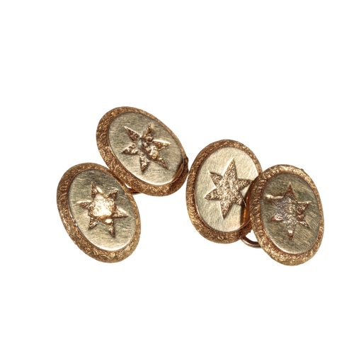 267 - A PAIR OF GENTLEMAN'S CUFFLINKS of oval form, each decorated with an engraved star, with chain conne... 