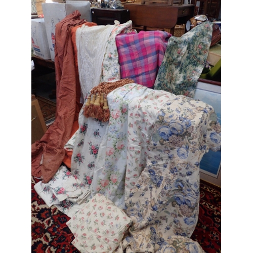29 - A QUANTITY OF CURTAINS