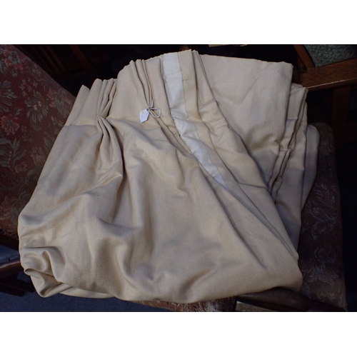 34 - A LARGE LINEN COUNTRY HOUSE CURTAIN 255cm drop, three widths of fabric