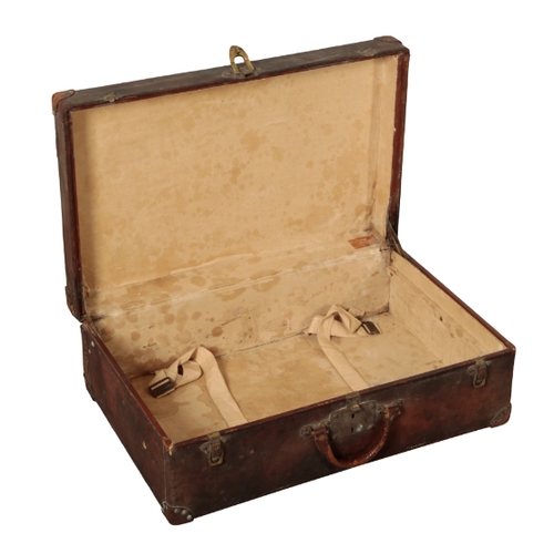 110 - AN EARLY 20TH CENTURY LOUIS VUITTON BROWN LEATHER TRAVELLING CASE the hinged lid with brass metal lo... 