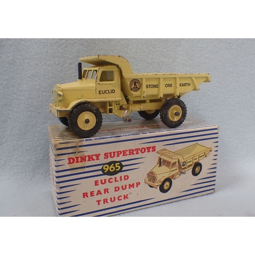 145 - A DINKY TOYS 905 'FODEN FLAT TRUCK AND 965 'EUCLID REAR DUMP TRUCK' two broken rails on the flat tru... 