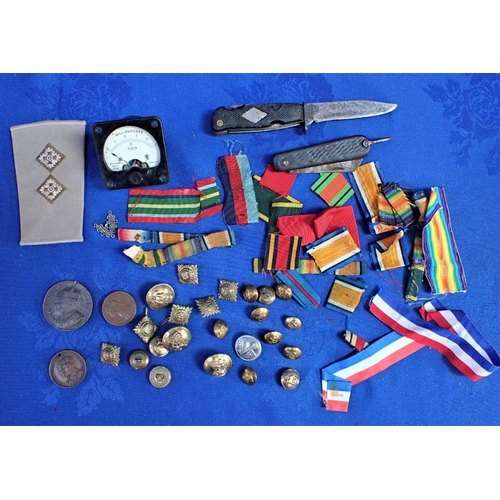 422 - A COLLECTION OF MILITARY BUTTONS, BADGES and other items