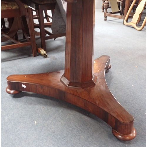 679 - A WILLIAM IV ROSEWOOD BREAKFAST TABLE with tip-up top on octagonal shaft and platform base 121cm dia... 