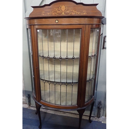 717 - AN EDWARDIAN MAHOGANY DISPLAY CABINET, WITH LEADED GLAZING and marquetry, of demi-lune form, on cabr... 