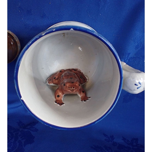 283 - A 19TH CENTURY SURPRISE FROG MUG with four miniature Royal Doulton stoneware vases