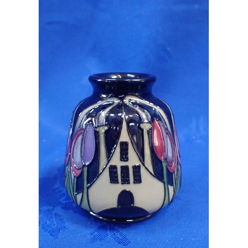 285 - A SMALL MODERN MOORCROFT VASE 8 mc high