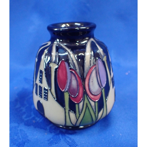 285 - A SMALL MODERN MOORCROFT VASE 8 mc high