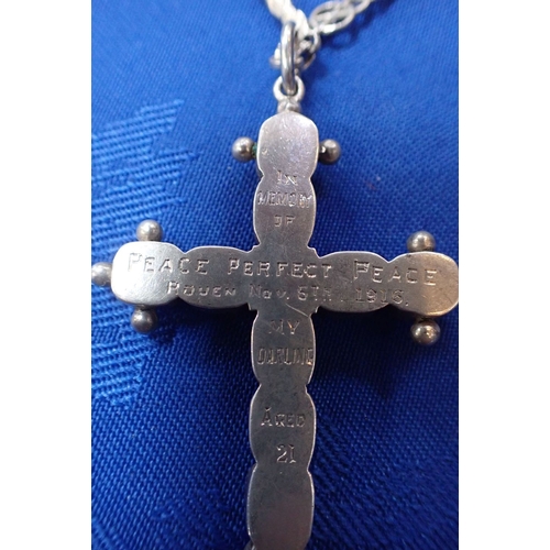 430 - AN EARLY 20TH CENTURY WHITE METAL AND PASTE CROSS with a memorial inscription; 'Peace, perfect peace... 